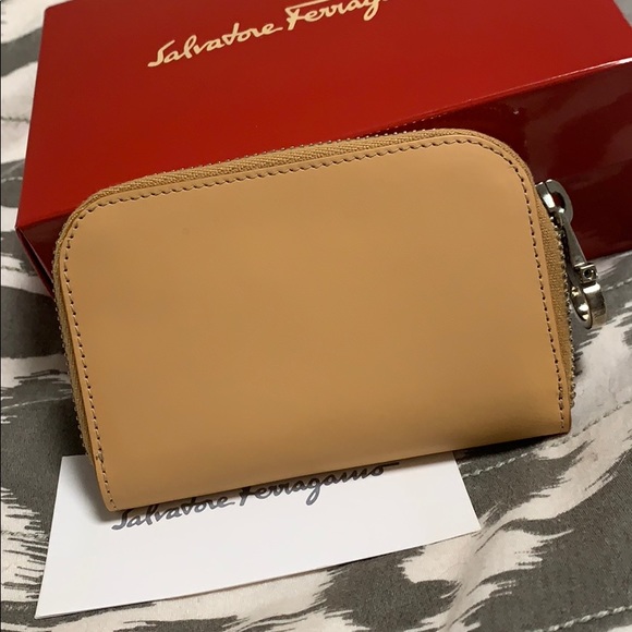 New Ferragamo zip around leather card case - Picture 3 of 8